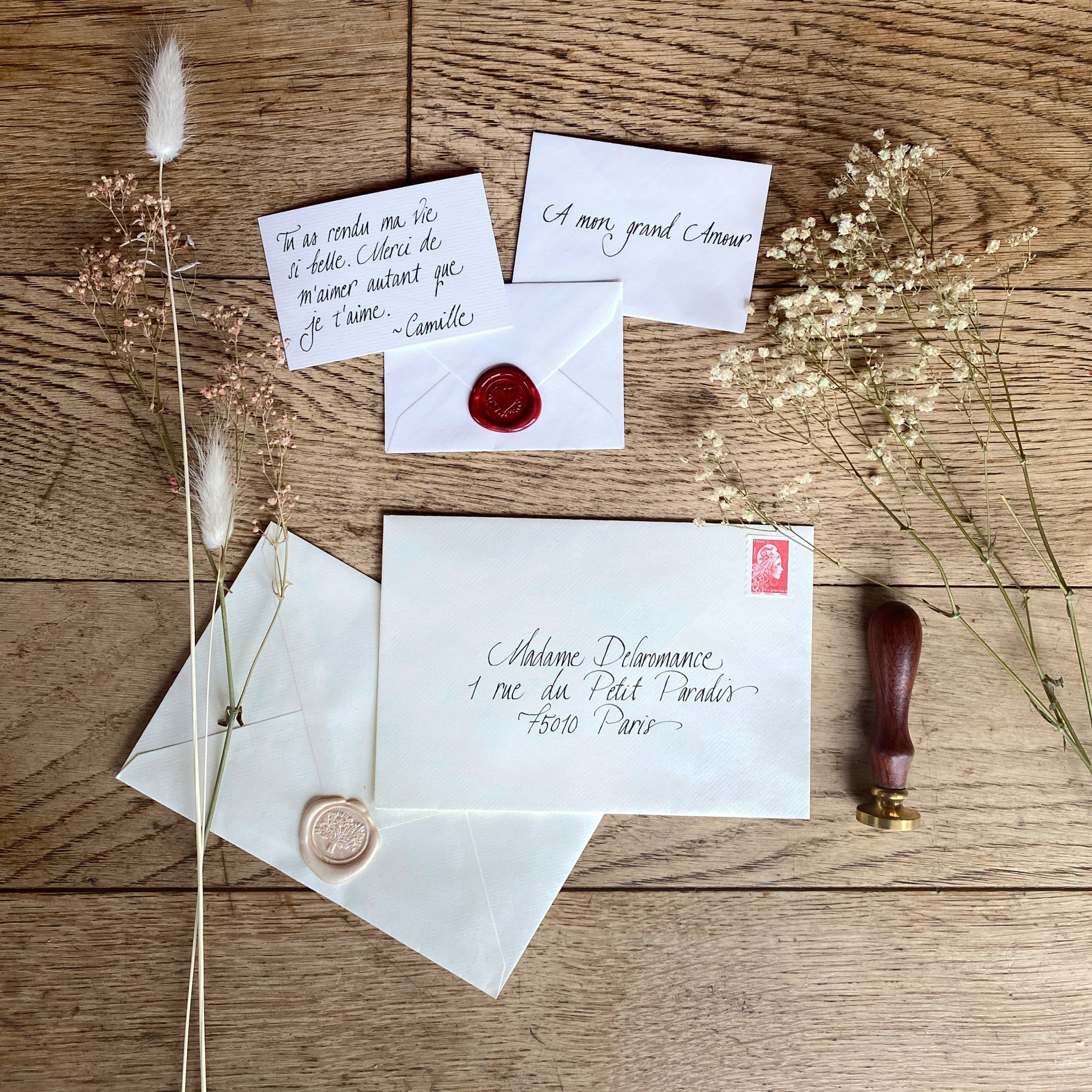 une lettre d'amour tenant une petite enveloppe orange en bois